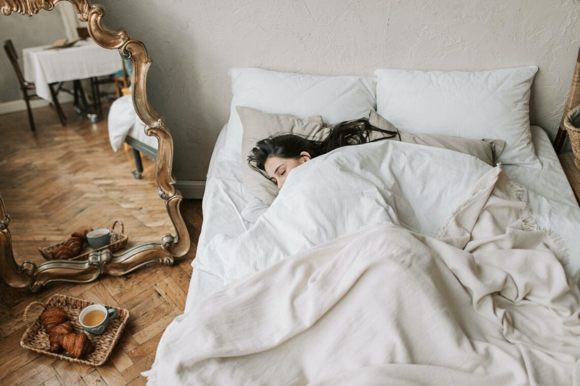 astuces pour bien dormir, femme dormant dans un lit