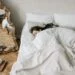 astuces pour bien dormir, femme dormant dans un lit