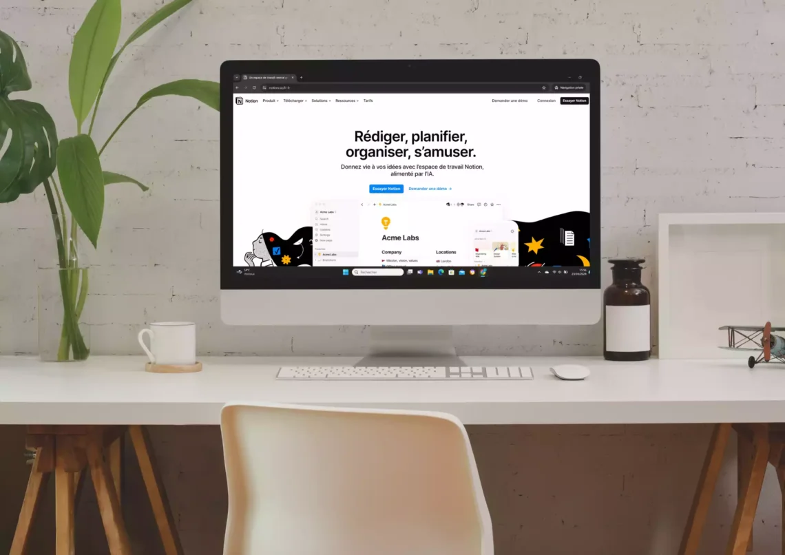 Avis sur Notion , bureau de style épuré avec un ordinateur montrant l'interface d'accueil de Notion.so