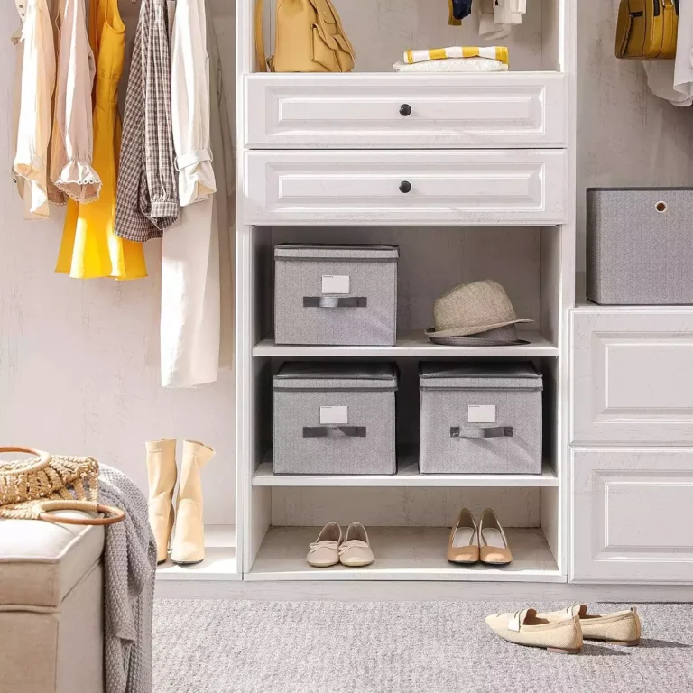 Dressing avec des vêtements et chaussures. Focus sur des boites de rangement en tissu grises.