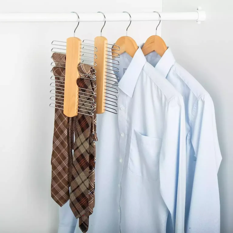 Penderie avec des chemises, et des cintres pour suspendre des foulards, des ceintures ou des cravates