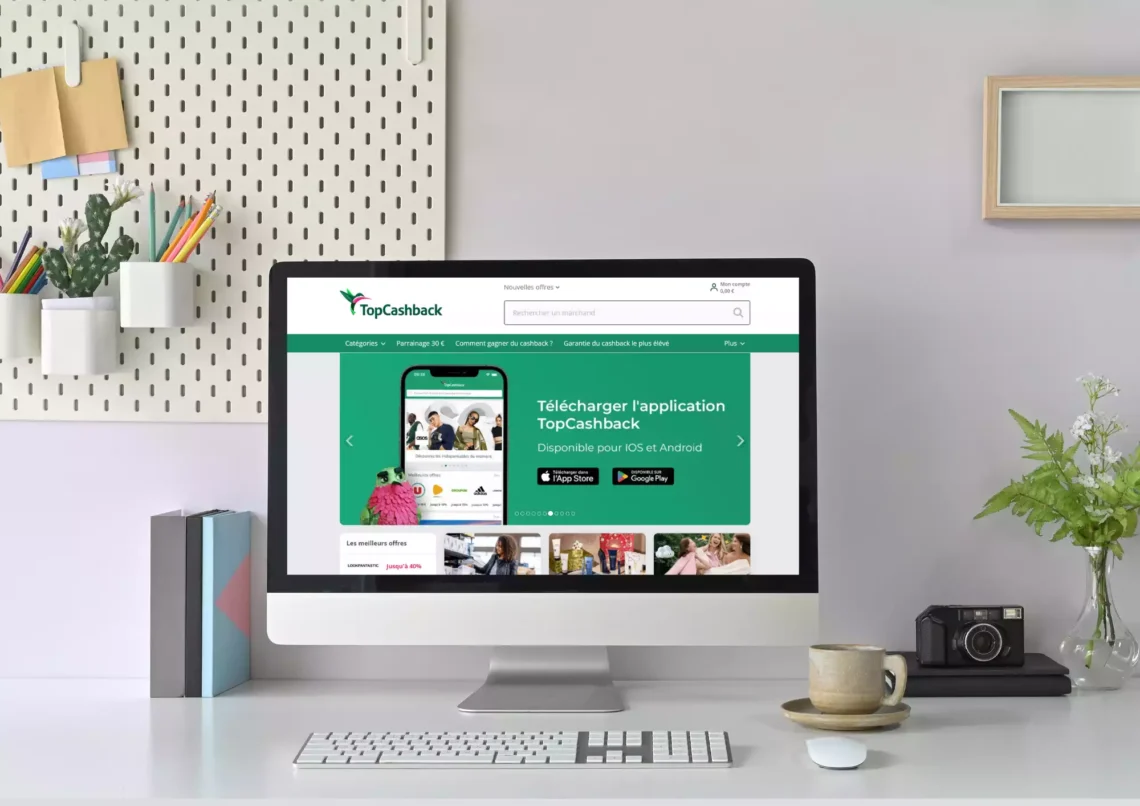 avis sur TopCashback, pc sur un bureau montrant le site web de topcashback
