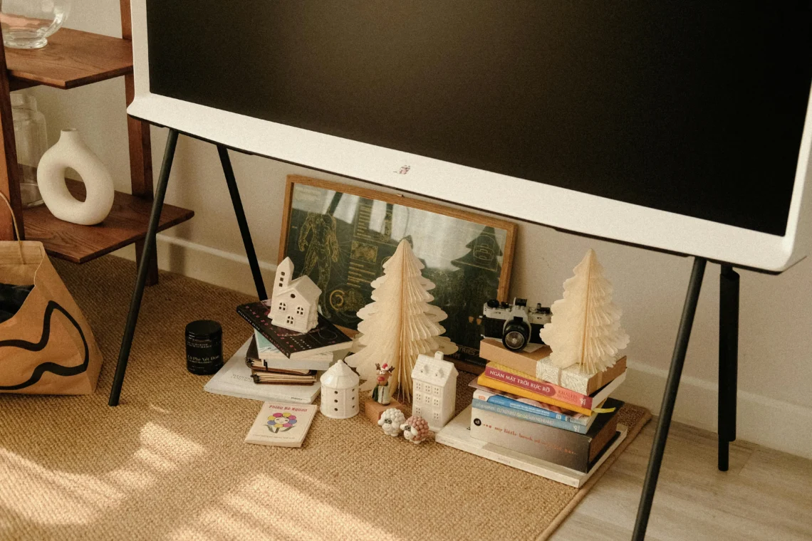 Télévision dans un salon décoré pour Noël