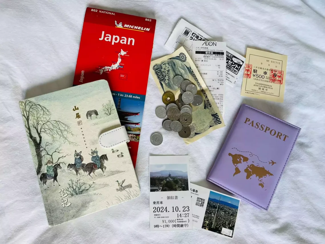 quel budget pour un voyage au Japon, photo flatlay avec un carnet de voyage, une carte du Japon, des yens, des tickets de caisse japonais, un passeport
