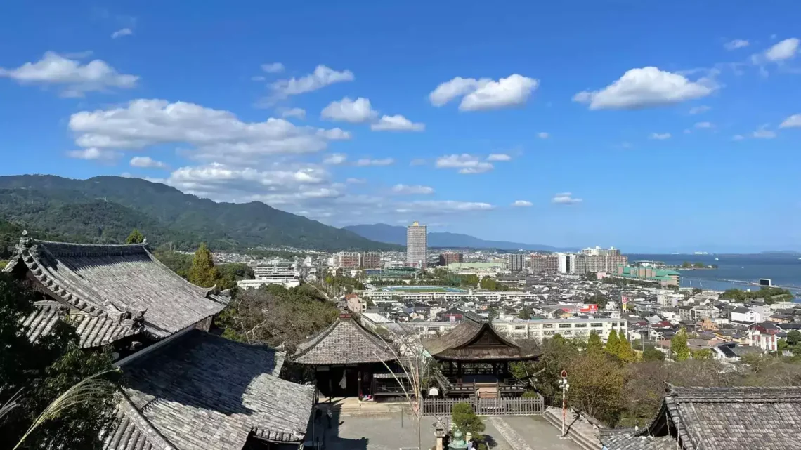 Vue sur la ville d'Otsu, le lac Biwa et Mii-Dera. Itinéraire de 2 semaines au Japon