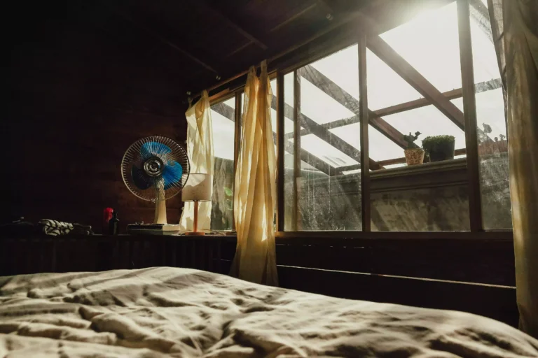 rafraîchir une pièce sans clim, en utilisant un ventilateur et en ouvrant les fenêtres aux heures les moins chaudes