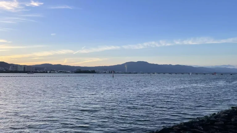 lac Biwa, le plus grand lac du Japon, entouré de montagnes, au coucher du soleil