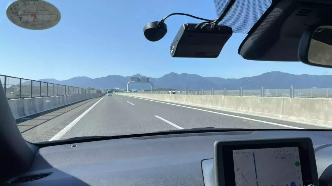 Vue de l'autoroute dans une location de voiture au Japon