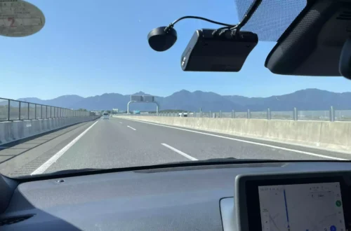 Vue de l'autoroute dans une location de voiture au Japon